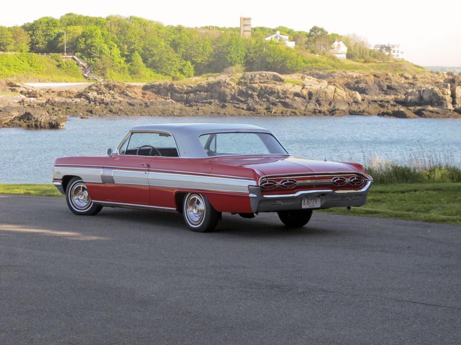  Oldsmobile Starfire Hardtop Coupe 1962 года  (фото 20 из 30)